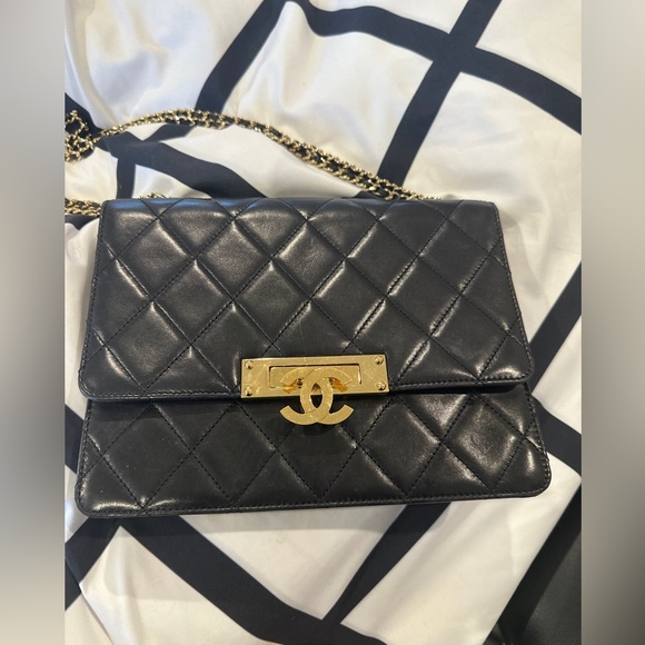 CHANEL LIMITED DESIGN LAMBSKIN BAG. EXCELLENT CONDITION W/ BOX, DUST BAG & PAPER - Picture 7 of 9